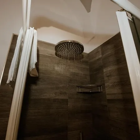 Pacuvius 4* Bríndisi